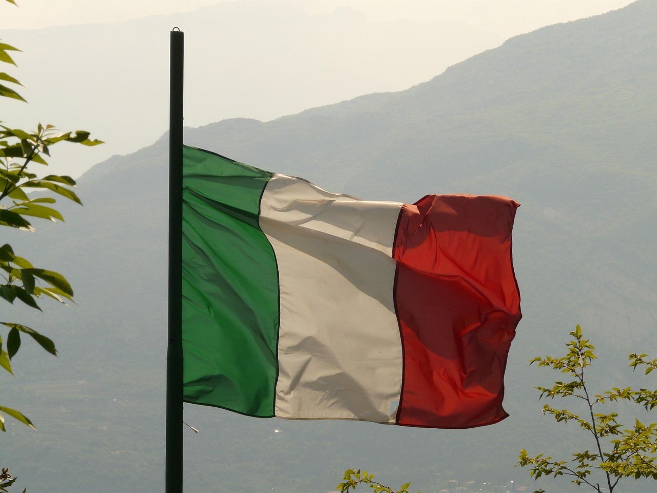 bandiera italiana e Repubblica - in copertina foto di Hans da Pixabay
