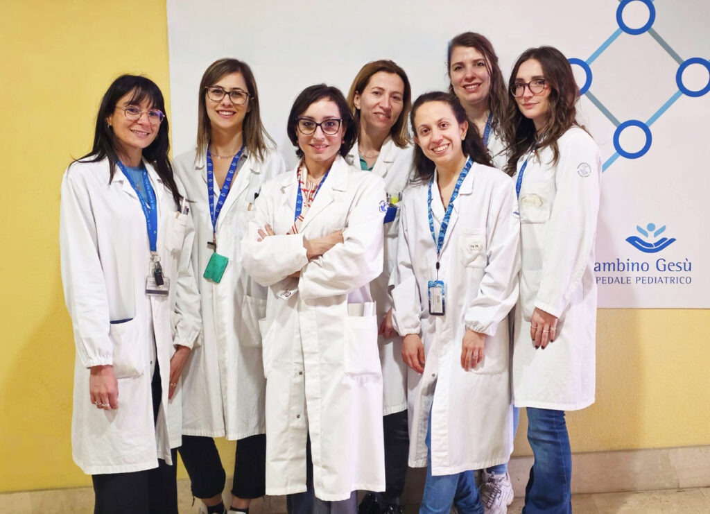 Evelina Miele al centro e le ricercatrici del Laboratorio di Epigenetica ed Epigenomica dei tumori