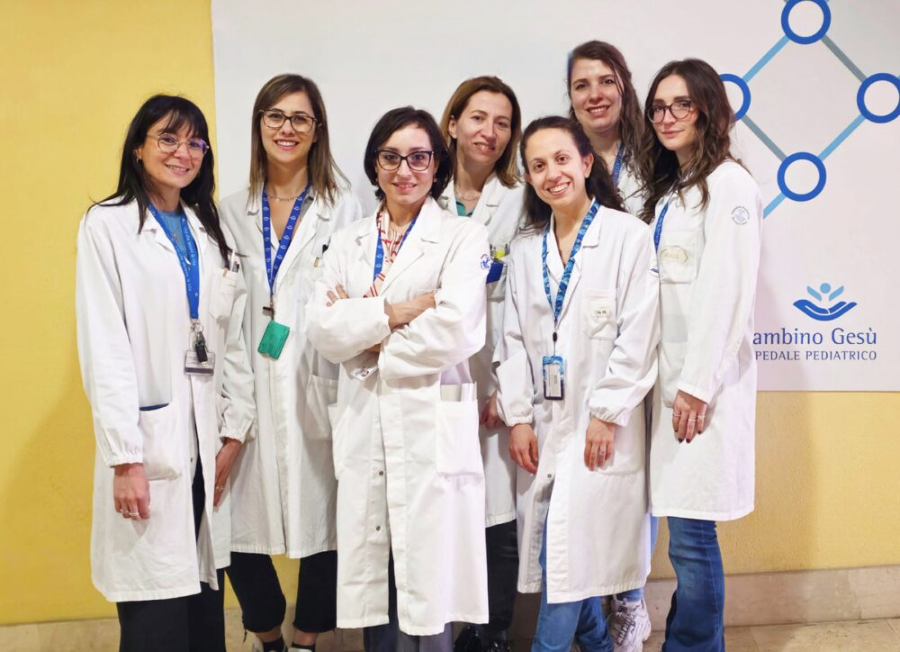 Evelina Miele al centro e le ricercatrici del Laboratorio di Epigenetica ed Epigenomica dei tumori