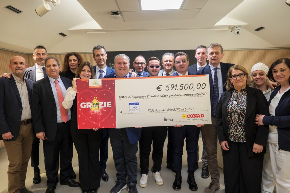 Foto di gruppo donazione CONAD. Photo da Ufficio Stampa dell'Ospedale Pediatrico del Bambino Gesù